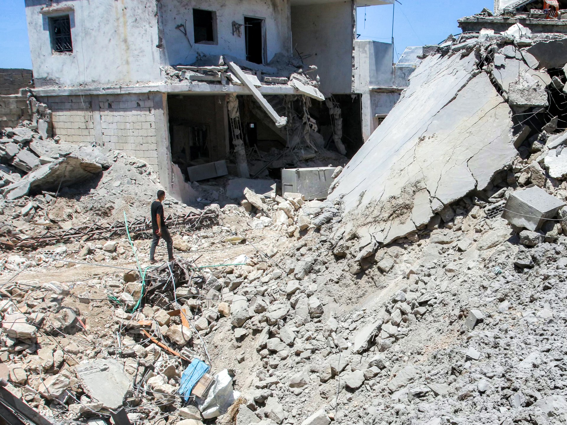 Israeli air strikes on Lebanon continue despite US-Iran deal