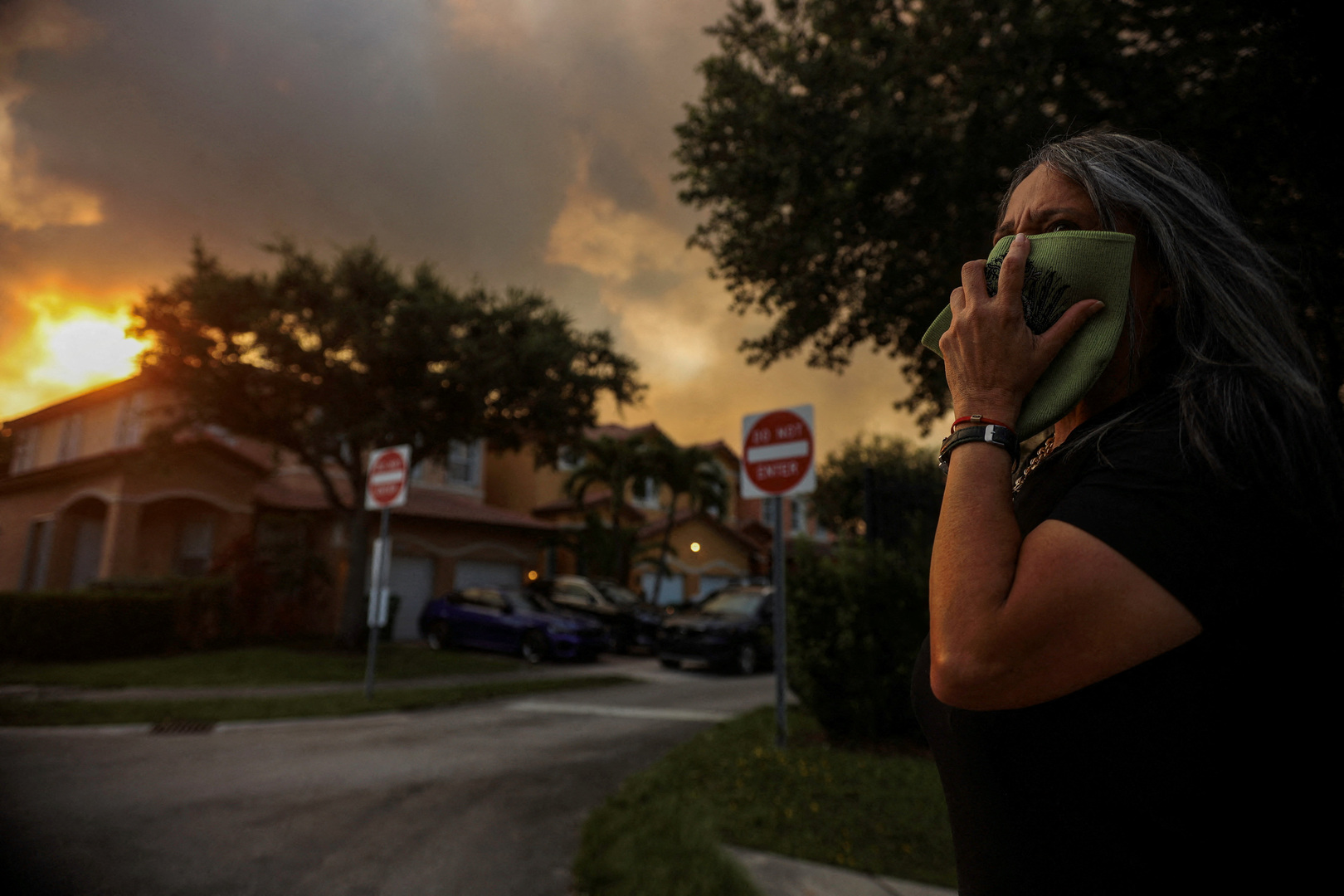 Massive brush fire sends thick smoke over western Miami
