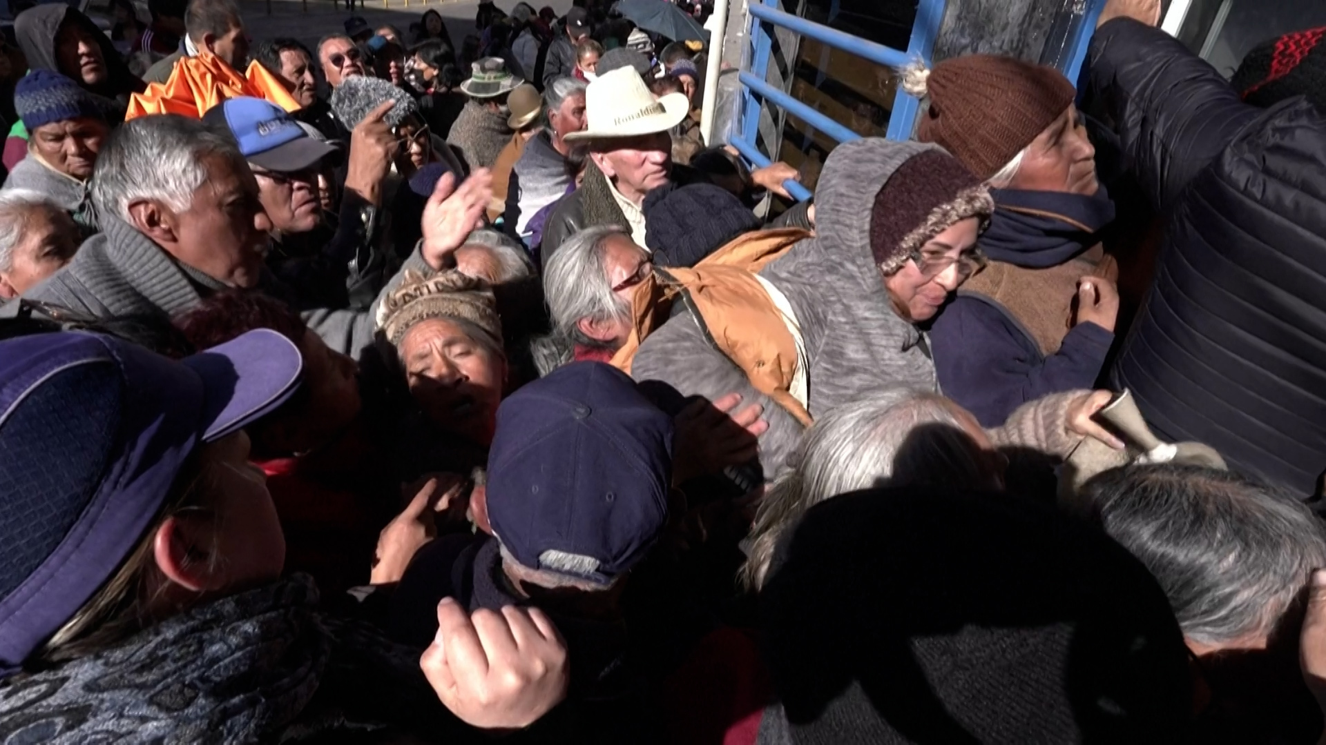 Food shortages spark scuffles outside supermarket in Bolivia